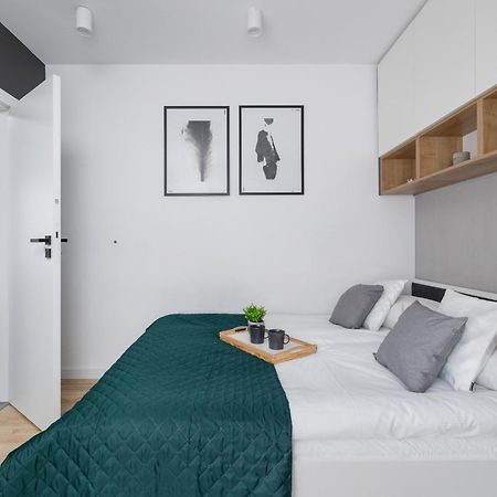 Elegant Apartment In Cracow With Balcony, Parking And Desk By Noclegi Renters Krakkó Kültér fotó