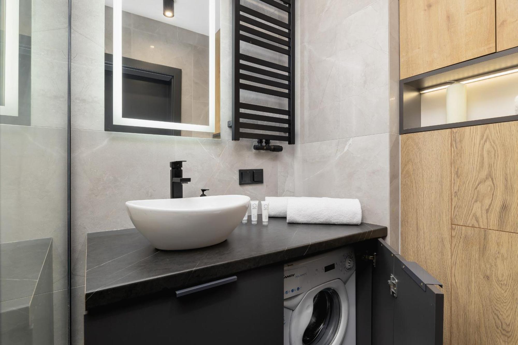 Elegant Apartment In Cracow With Balcony, Parking And Desk By Noclegi Renters Krakkó Kültér fotó